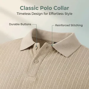 Vue détaillée du col d'un polo en tricot pour homme avec des boutons et coutures robustes.