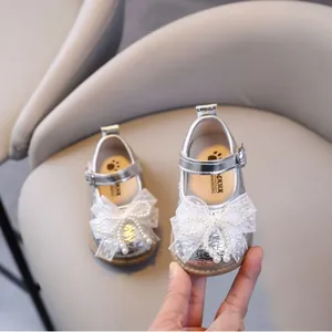 Elegante zilveren babyschoentjes voor meisjes met witte kanten strik en parels