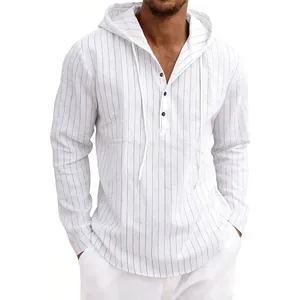 Vue détaillée de la chemise à capuche en lin rayé blanc pour homme avec cordon