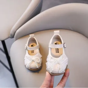 Elegante witte babyschoentjes voor meisjes met kanten parelstrik en zachte antislipzool