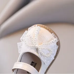 Elegante witte prinsessenschoenen voor peutermeisjes met kanten strik en mooie parels