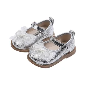 Elegante zilveren babyschoentjes voor meisjes met kantstrik en zachte antislipzool voor baby's