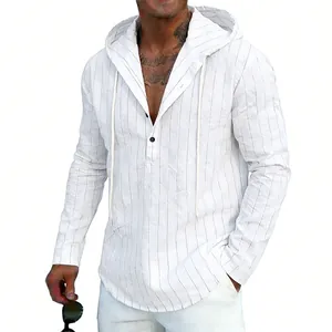 Vue détaillée d'une chemise décontractée en lin à rayures blanches avec capuche pour homme.
