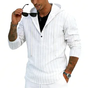 Détail de la chemise à capuche en lin à rayures verticales blanches pour hommes