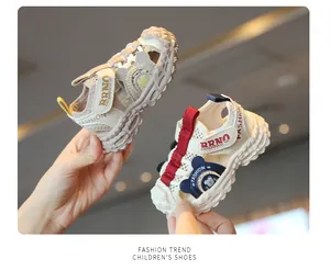 Dettaglio di sandali per bambini con punta chiusa traspirante in beige e tricolore.
