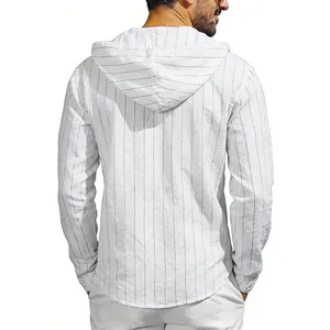 Vue arrière d'une chemise à capuche en lin à rayures verticales blanches pour hommes
