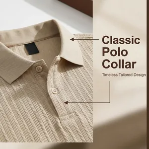 Vue détaillée d'un polo en maille pour hommes avec col classique et tissu texturé.