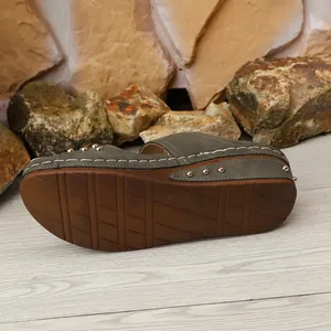 Dettaglio di sandalo con zeppa da donna con suola in gomma antiscivolo marrone