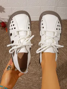 Detaillierte Nahaufnahme von weißen atmungsaktiven Retro-Sandalen mit bequemen weichen Sohlen