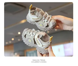 Dettaglio di sandali da spiaggia beige traspiranti per bambini con inserti in mesh e velcro