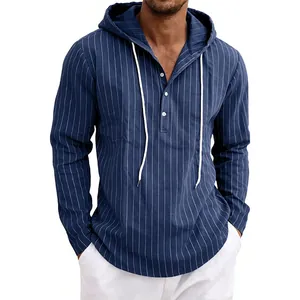Détail de chemise à capuche en lin à rayures bleues amples pour hommes avec cordon