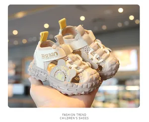Dettaglio di eleganti sandali da spiaggia estivi per bambini beige e traspiranti.