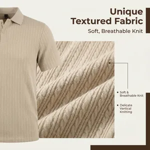 Détail d'un polo pour homme montrant la texture du tricot torsadé vertical beige.