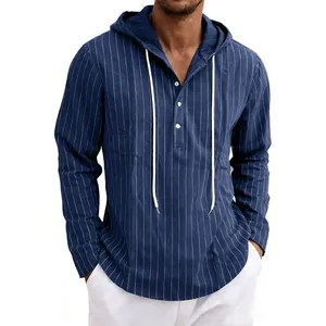 Détail de la chemise à capuche en lin rayé bleu pour hommes avec patte de boutonnage