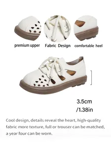 Detailansicht weißer Retro-Sandalen mit Hohlraumdesign und einer bequemen Absatzhöhe von 3,5 cm