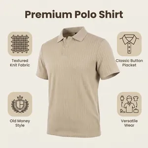 Détail d'un polo en maille texturée beige haut de gamme avec sa patte de boutonnage classique
