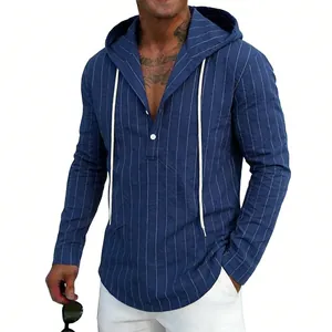 Détail de la chemise en lin à rayures bleues pour homme avec capuche et cordon