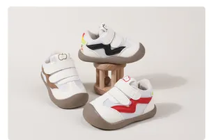 Detailansicht atmungsaktiver Baby-Lauflernschuhe mit weicher Sohle und Apfel-Cartoon-Motiv.