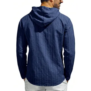 Vue arrière d'une chemise à capuche en lin à fines rayures bleu marine pour hommes.