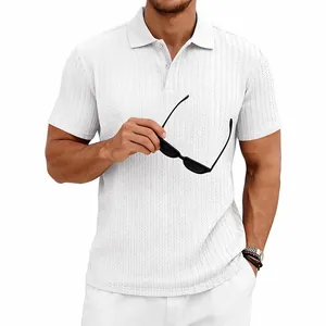 Vue détaillée d'un polo blanc à manches courtes avec texture jacquard tricotée