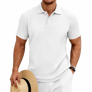 Gros plan du polo blanc pour hommes avec texture jacquard et boutons