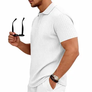 Vue de profil d'un polo en maille blanche pour homme avec motif jacquard texturé