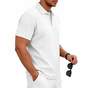 Vue latérale d'un polo blanc tricoté à manches courtes pour homme avec motif chic