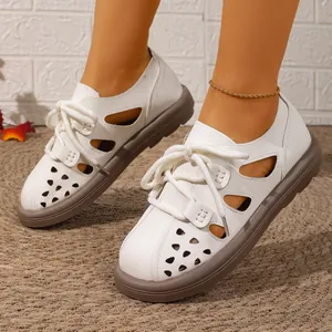 Vintage weiße, ausgehöhlte, atmungsaktive Sandalen mit weichen Sohlen für den Sommer