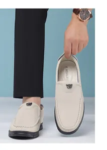 Détail montrant les mocassins blancs respirants pour hommes en cuir grainé élégant