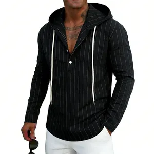 Détail de la chemise en lin à rayures noires pour hommes avec capuche et cordons de serrage blancs