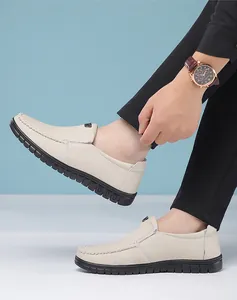 Gros plan de mocassins blancs respirants à semelle souple pour hommes au style décontracté