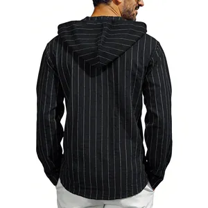 Vue arrière d'une chemise à capuche en lin à rayures verticales pour homme, ample