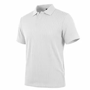 Vue détaillée d'un polo en maille à manches courtes pour hommes avec texture jacquard.