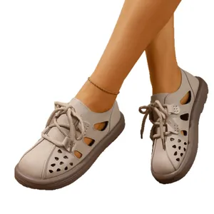 Vintage atmungsaktive beige Sandalen mit weichen Sohlen und herzförmigen Ausschnitten