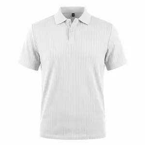 Gros plan d'un polo en tricot jacquard blanc haut de gamme pour homme à texture verticale