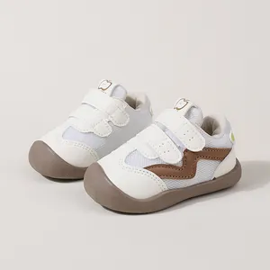 Bequeme atmungsaktive Mesh Babyschuhe mit Cartoon Apfel Logo und weicher Gummisohle