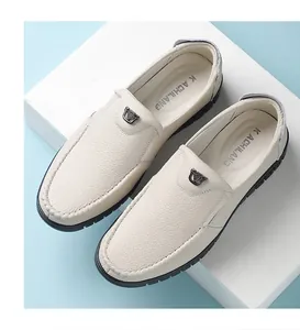 Vue de dessus de mocassins en cuir blanc pour hommes avec finition texturée et semelle