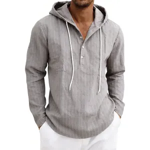 Gros plan d'une chemise en lin à rayures verticales grises pour hommes avec capuche