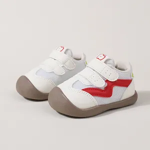 Atmungsaktive Mesh-Lauflernschuhe für Babys mit weichen Sohlen und roten Wellenmustern