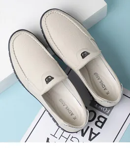 Vue de dessus de mocassins blancs en cuir texturé pour hommes avec boucle en métal.