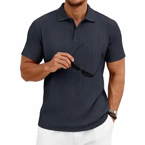 Détail d'un polo bleu marine pour homme avec texture jacquard en maille verticale