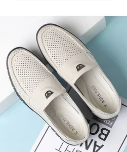 Vue détaillée des mocassins blancs respirants en cuir perforé pour hommes sans lacets