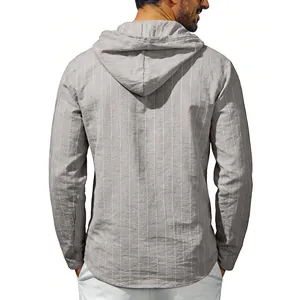 Vue arrière détaillée d'une chemise à capuche en lin à rayures grises pour hommes