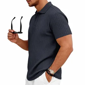 Vue latérale du polo en tricot gris foncé pour hommes avec texture torsadée détaillée