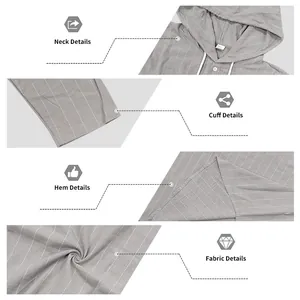 Gros plans de la chemise à capuche en lin rayé montrant le col, les poignets et le tissu.