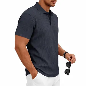 Détail du polo en maille jacquard gris pour homme présentant des motifs texturés.