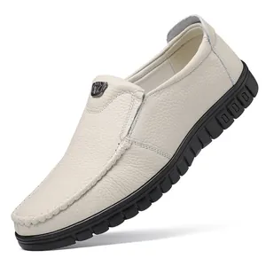 Gros plan sur des mocassins en cuir blanc cassé avec semelle souple