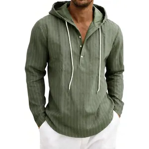 Gros plan détaillé sur une chemise à capuche en lin vert olive à rayures pour hommes.
