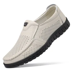 Gros plan de mocassins en cuir perforé blanc avec trous respirants et semelle noire.