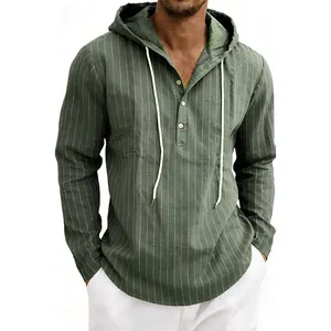 Vue détaillée d'une chemise à capuche en lin à rayures vert olive pour hommes avec cordon